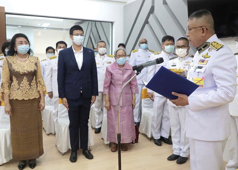 พระบาทสมเด็จพระเจ้าอยู่หัว ทรงพระกรุณาโปรดเกล้าฯให้
พล.อ.ท.ภักดี แสง-ชูโต ผู้ช่วยราชเลขานุการในพระองค์พระบาทสมเด็จพระเจ้าอยู่หัว เชิญเครื่องราชอิสริยาภรณ์อันเป็นที่เชิดชูยิ่งช้างเผือก ชั้นมหาปรมาภรณ์ช้างเผือก ไปมอบแก่ นพ.ปัญญา หาญพาณิชย์พันธุ์ แพทย์ซึ่งเสียชีวิตจากโรคโควิด-19 จากการปฏิบัติหน้าที่
เป็นกรณีพิเศษ
โดยมี นางจิตตินนุช
หาญพาณิชย์พันธุ์ ภรรยา เป็นผู้รับพระราชทานฯ ณ ศาลากลางจังหวัดมหาสารคาม เมื่อ
วันที่ 9 มีนาคม 2564