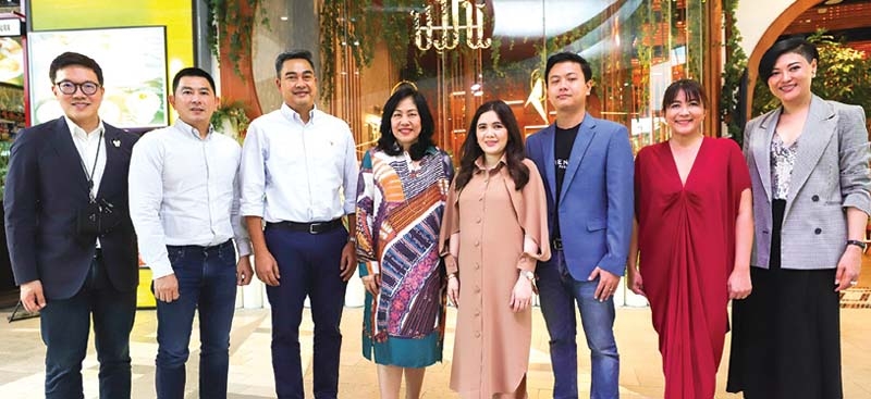 ขึ้นห้างครั้งแรก : ภัทรพร เพ็ญประพัฒน์ Head of commercialization บมจ.เซ็นทรัลพัฒนา, จุฑาทิพย์
เพชรเรือนทอง และ จิตตวัฒน์ จิตสำรวย สองเจ้าของร้านขมิ้น คูซีน แอนด์ คาเฟ่ ร่วมกัน
เปิดร้าน “Kamin Cuisine & Cafe” ร้านอาหารเมนูใต้ขนานแท้ต้นตำรับ โดยมี กันตภณ ผาณิตรัตน์ ผอ.อาวุโส บมจ.เซ็นทรัลพัฒนา ร่วมงาน ที่ ชั้น 7 ศูนย์การค้าเซ็นทรัลพลาซา แกรนด์ พระราม 9

