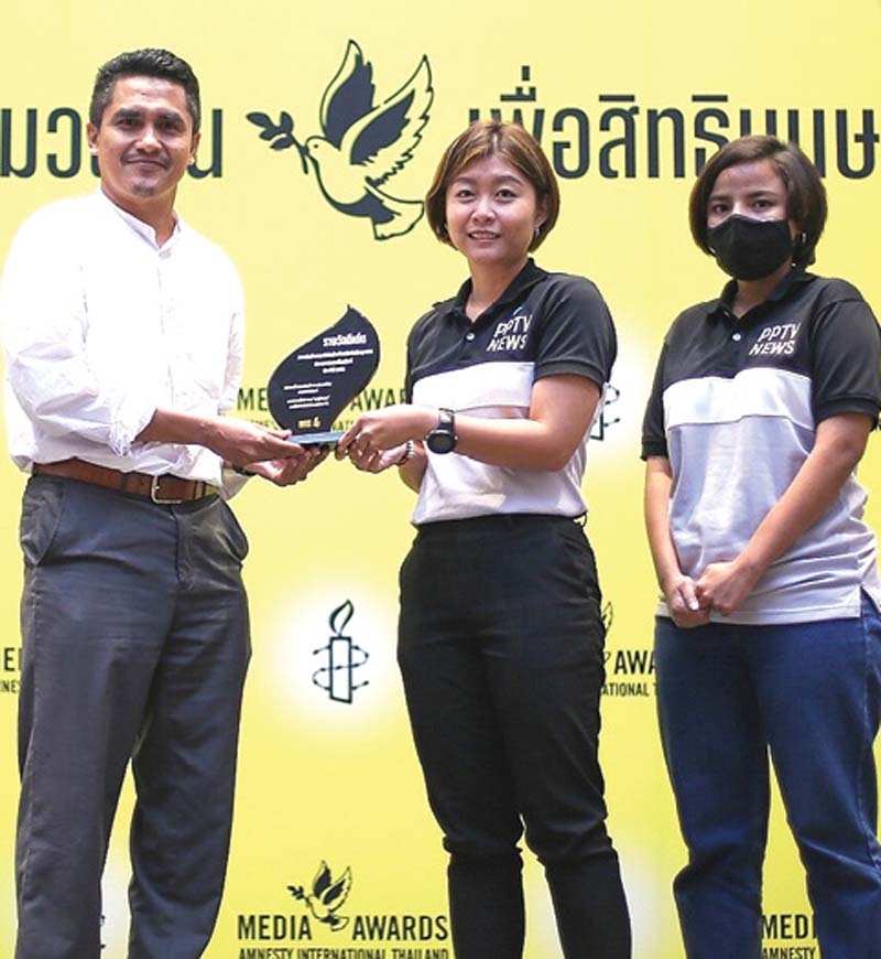 “รางวัลสื่อมวลชนเพื่อสิทธิมนุษยชน” : ปิติพร เพรามธุรส จากสถานีโทรทัศน์พีพีทีวี เอชดี ช่อง36 รับโล่รางวัลดีเด่นสารคดีเชิงข่าว
จากเรื่อง “ลูกผู้เห็นต่าง” และรางวัลชมเชยสารคดีเชิงข่าว
จากเรื่อง “รักสีรุ้ง” ซึ่งเป็นผลงานจากรายการ “สารตั้งต้น”

