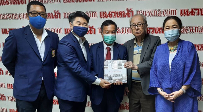 ของที่ระลึก วาริน : ผาณิต พูนศิริวงศ์ ประธานหนังสือพิมพ์แนวหน้า ต้อนรับคณะกรรมการสมาคมอัสสัมชัญ นำโดย ชัยวัฒน์ วงศ์ศรีชนาลัย, พิเชษฐ์ มโนพัฒนาสุนทร รองเลขาธิการ และ รพีพัฒน์ เปรมสุข ที่มาอวยพรในโอกาสครบรอบวันเกิดหนังสือพิมพ์แนวหน้า พร้อมมอบหนังสือ “บันทึกไว้ในแผ่นดิน : Unseen Assumption 135 th Anniversary” ครบรอบ 135 ปี โรงเรียนอัสสัมชัญ