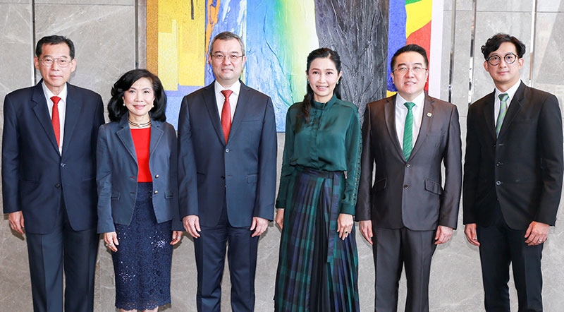 “ออกรถใหม่ พักฟรีทั่วไทย” : ธีระยุทธ จิราธิวัฒน์ ปธ.จนท.บห.โรงแรมและรีสอร์ทในเครือเซ็นทารา และ ขัตติยา อินทรวิชัย ปธ.จนท.บห.ธนาคารกสิกรไทย ร่วมหารือเรื่องกระตุ้นการท่องเที่ยวในประเทศ โดยสนับสนุนคนไทยขับรถใหม่ไปเที่ยวทั่วไทย พร้อมรับห้องพักฟรีที่โรงแรมและรีสอร์ทในเครือเซ็นทารา
ผ่านแคมเปญในช่วงมอเตอร์โชว์กับลีสซิ่งกสิกรไทย ที่ โรงแรมเซ็นทาราแกรนด์ฯ เซ็นทรัลเวิลด์


