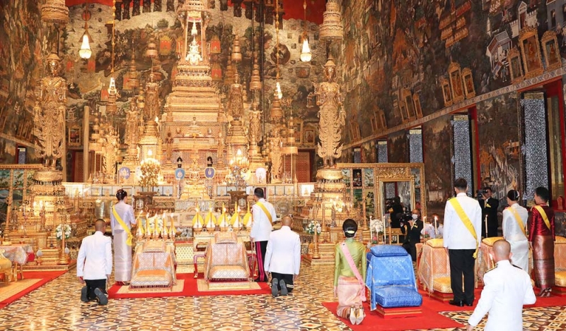 พระบาทสมเด็จพระเจ้าอยู่หัว และสมเด็จพระนางเจ้าฯ พระบรมราชินี เสด็จฯ ไปทรงนมัสการพระพุทธมหามณีรัตนปฏิมากร ณ
พระอุโบสถ วัดพระศรีรัตนศาสดาราม กับทรงกราบถวายบังคมพระบรมรูปสมเด็จพระบูรพมหากษัตริยาธิราช ณ ปราสาทพระเทพบิดร
ในพระบรมมหาราชวัง ในโอกาสนี้ สมเด็จพระเจ้าลูกเธอ เจ้าฟ้าพัชรกิติยาภา นเรนทิราเทพยวดี กรมหลวงราชสาริณีสิริพัชร
มหาวัชรราชธิดา, สมเด็จพระเจ้าลูกเธอ เจ้าฟ้าสิริวัณณวรี นารีรัตนราชกัญญา, สมเด็จพระเจ้าลูกยาเธอ เจ้าฟ้าทีปังกรรัศมีโชติ
มหาวชิโรตตมางกูร สิริวิบูลยราชกุมาร และเจ้าคุณพระสินีนาฏ พิลาสกัลยาณี โดยเสด็จในการนี้ด้วย เมื่อวันอังคารที่ 6 เมษายน 2564

