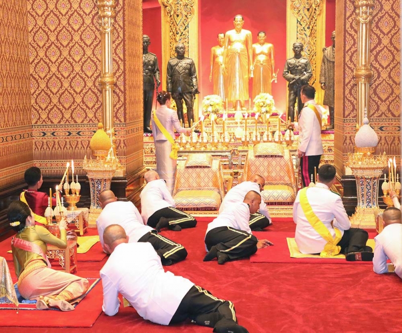 พระบาทสมเด็จพระเจ้าอยู่หัว และสมเด็จพระนางเจ้าฯ พระบรมราชินี เสด็จฯ ไปทรงนมัสการพระพุทธมหามณีรัตนปฏิมากร ณ
พระอุโบสถ วัดพระศรีรัตนศาสดาราม กับทรงกราบถวายบังคมพระบรมรูปสมเด็จพระบูรพมหากษัตริยาธิราช ณ ปราสาทพระเทพบิดร
ในพระบรมมหาราชวัง ในโอกาสนี้ สมเด็จพระเจ้าลูกเธอ เจ้าฟ้าพัชรกิติยาภา นเรนทิราเทพยวดี กรมหลวงราชสาริณีสิริพัชร
มหาวัชรราชธิดา, สมเด็จพระเจ้าลูกเธอ เจ้าฟ้าสิริวัณณวรี นารีรัตนราชกัญญา, สมเด็จพระเจ้าลูกยาเธอ เจ้าฟ้าทีปังกรรัศมีโชติ
มหาวชิโรตตมางกูร สิริวิบูลยราชกุมาร และเจ้าคุณพระสินีนาฏ พิลาสกัลยาณี โดยเสด็จในการนี้ด้วย เมื่อวันอังคารที่ 6 เมษายน 2564

