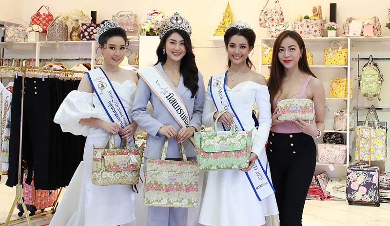 สาวงามเยี่ยมร้าน : ปาริชาติ บัวเหม
มิสแกรนด์สมุทรสงคราม 2020,
พัชรารัตน์ ตระกูลขจรศักดิ์ ทูตการท่องเที่ยวและกีฬา กรุงเทพมหานคร และ ภคินี ดวงพัตรา Miss Tourism World Thailand หนองคาย 2020 ร่วมแสดงความยินดีกับ ประภัสสรา
รติพรทิพย์ ในโอกาสเปิดร้าน เจน
ลิลลี่ (Jane Lily) แบรนด์กระเป๋าสัญชาติไทย และเสื้อผ้าแฟชั่นดีไซน์เก๋ ที่ ศูนย์การค้าเอ็ม บี เค เซ็นเตอร์