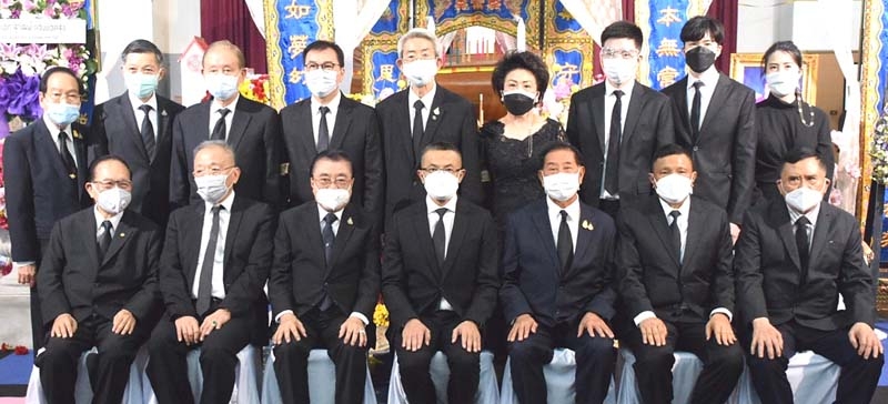 ร่วมแสดงความอาลัย : พล.ต.อ.สุวัฒน์ แจ้งยอดสุข ผู้บัญชาการตำรวจแห่งชาติ เป็นประธานในพิธีสวดพระอภิธรรมบำเพ็ญกุศล คุณแม่เค้งเซียง แซ่เฮ้ง
คุณแม่ของ ยุวดี เตรัตนชัย และ ผศ.ดร.นพ.เทอดศักดิ์ โรจน์สุรกิตติ ประธานกรรมการบริหาร บมจ.โรงพยาบาลเอกชล โดยมี กิตติพงษ์ เตรัตนชัย (บุตรเขย)
พร้อมด้วยญาติมิตร อาทิ วิบูลย์ เลาหพงศ์ชนะ, ประจักษ์ ตั้งคารวคุณ, พล.ต.ต.เสนิต สำราญสำรวจกิจ, วิชิต ชินวงศ์วรกุล, แสงชัย โสตถีวรกุล,
อมร อภิธนากุล, ยรรยงค์ ปฐมศักดิ์ และ เนติ ตันติมนตรี ร่วมแสดงความอาลัยในงาน ณ วัดเทพศิรินทราวาสราชวรวิหาร เขตป้อมปราบศัตรูพ่าย กรุงเทพฯ