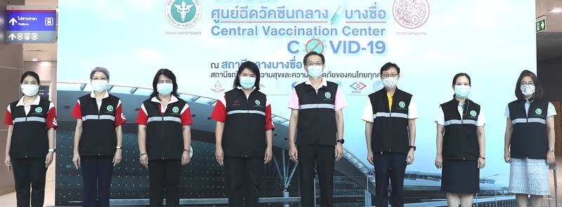 “ศูนย์ฉีดวัคซีนกลางบางซื่อ” : นพ.สมศักดิ์ อรรฆศิลป์ อธิบดีกรมการแพทย์, พญ.มิ่งขวัญ วิชัยดิษฐ
ผอ.สถาบันโรคผิวหนัง, นพ.อดิศัย ภัตตาตั้ง ผอ.สถาบันสุขภาพเด็กแห่งชาติมหาราชินี และ พญ.ภัทรา
อังสุวรรณ ผอ.สถาบันพยาธิวิทยา นำสื่อมวลชนชมขั้นตอนการฉีดวัคซีน และขีดความสามารถบุคลากรที่สามารถรองรับผู้เข้ารับบริการฉีดวัคซีนป้องกันโควิด-19 ได้สูงสุด 10,000 คนต่อวัน