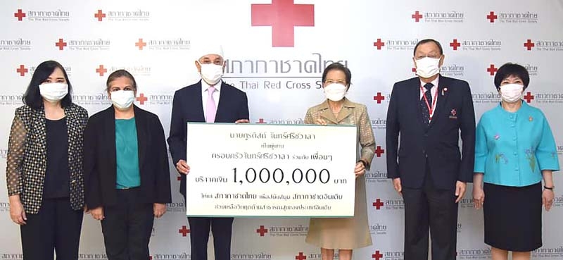บรรเทาทุกข์ : กูรดิสถ์ จันทร์ศรีชวาลา สมาชิกวุฒิสภา และ อมรทิพย์ จันทร์ศรีชวาลา ปธ.กก.บมจ.
มิตรแท้ประกันภัย เป็นผู้แทนครอบครัวจันทร์ศรีชวาลาและเพื่อนๆ มอบเงิน 1,000,000 บาท ให้แก่
คุณหญิงชฎา วัฒนศิริธรรม เหรัญญิกสภากาชาดไทย เพื่อนำไปช่วยเหลือประชาชนในสาธารณรัฐอินเดีย
ที่กำลังประสบวิกฤติด้านสาธารณสุขอย่างหนักในปัจจุบัน ที่ สำนักงานจัดหารายได้ สภากาชาดไทย