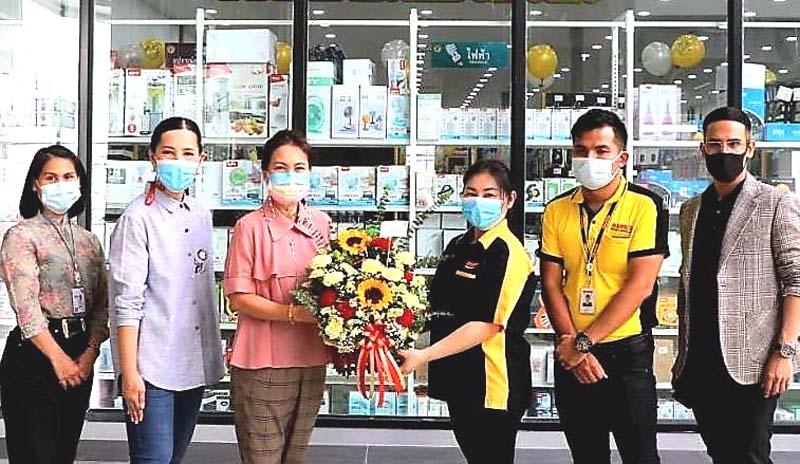 ขยายสาขาเพิ่ม : จรูญรัตน์ สาลี
ผู้จัดการทั่วไป บริษัท เดอะไนน์ ติวานนท์
จำกัด มอบดอกไม้แสดงความยินดีให้แก่
ปนัดดา แสงพูนสุข ผู้จัดการเขตปทุมธานี
บริษัท มิสเตอร์ ดี.ไอ.วาย.(ประเทศไทย)
จำกัด ในโอกาสเปิด ร้านมิสเตอร์
ดี.ไอ.วาย.(MR.D.I.Y) ศูนย์รวมสินค้า
ตกแต่งและซ่อมแซมบ้าน สาขาใหม่
ที่บริเวณ ชั้น 1 เซ็นเตอร์ โซน ศูนย์การค้าเดอะไนน์ เซ็นเตอร์ ติวานนท์