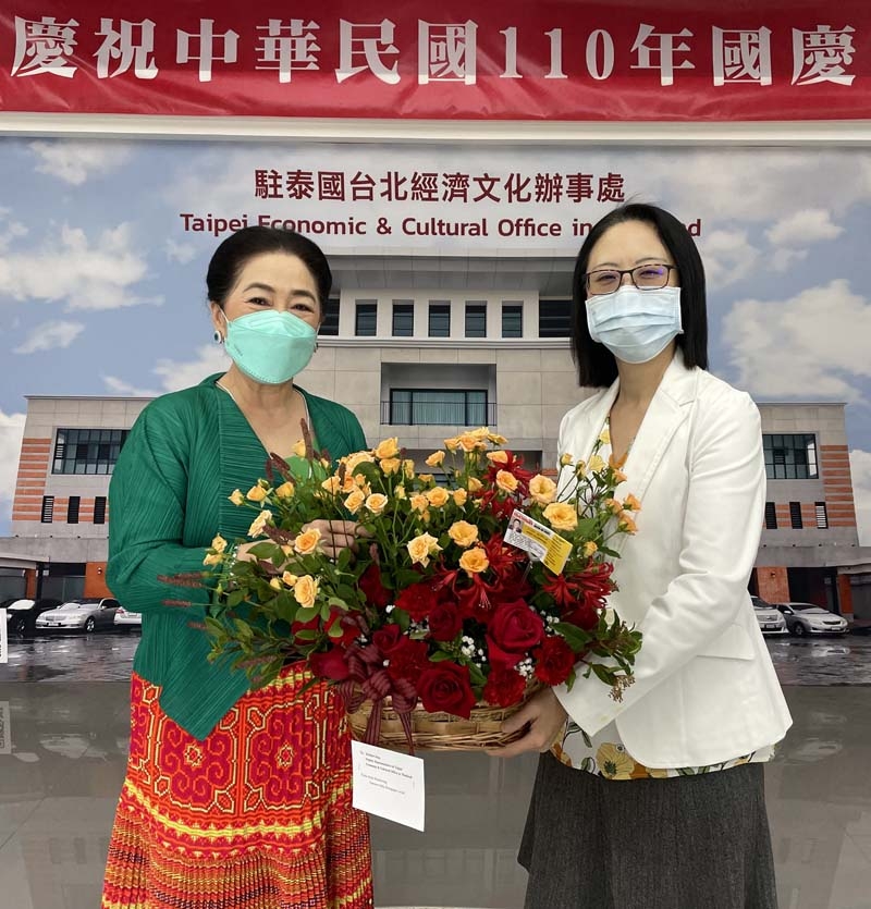 ใกล้ชิด รั้วติดกัน : ผาณิต พูนศิริวงศ์ ประธานเจ้าหน้าที่ บริษัท หนังสือพิมพ์แนวหน้า จำกัด มอบกระเช้าดอกไม้แสดงความยินดีในโอกาสครบรอบ 110 ปี แห่งการสถาปนาสาธารณรัฐจีน (ไต้หวัน) โดยมี Jean Y.J.CHEN ผอ.ฝ่ายสารนิเทศ สำนักงานเศรษฐกิจและวัฒนธรรมไทเป ประจำประเทศไทย เป็นผู้รับมอบ

