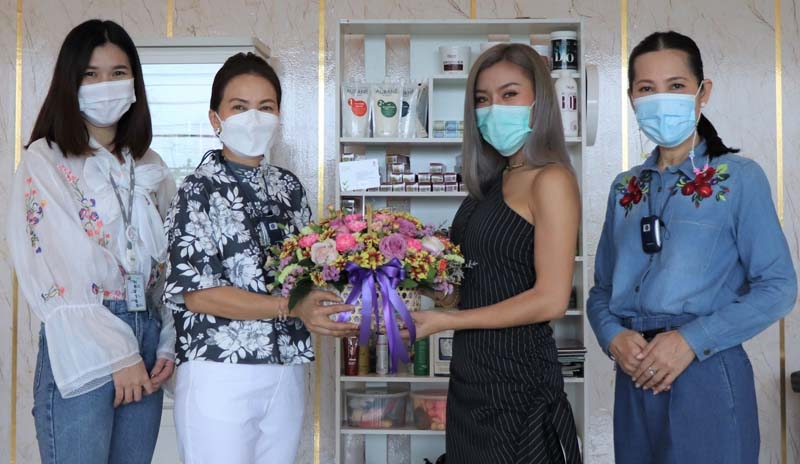 เสริมให้สวย : จรูญรัตน์ สาลี ผจก.ทั่วไป บจก.เดอะไนน์ ติวานนท์ มอบดอกไม้
ให้แก่ สุปานี ชายกงทอง ผู้ประกอบการร้านเบอร์รี่ บิวตี้ (Berry Beauty) เพื่อร่วมแสดงความยินดีในโอกาสเปิดซาลอนทำผม ให้บริการครบวงจรโดยช่างฝีมือเยี่ยม
ที่ ศูนย์การค้าเดอะไนน์ เซ็นเตอร์ ติวานนท์ อำเภอเมือง จังหวัดปทุมธานี

