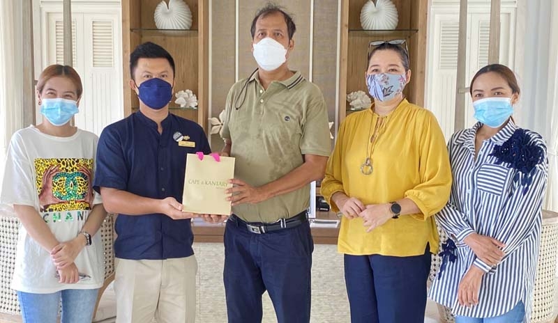 SHA Plus+ : ธีรชัย แขมคำ ผจก.แผนกต้อนรับ โรงแรมเคปกูดู เกาะยาวน้อย ต้อนรับ อะหมาน หมัดอะดัม ผอ.การท่องเที่ยวแห่งประเทศไทย สำนักงานพังงา และ จุฑารัตน์ นิลหัสถ์ รอง ผอ.ททท.พังงา พร้อมคณะ ในโอกาสเข้าพัก
ที่ โรงแรมเคปกูดู เกาะยาวน้อย ที่ผ่านมาตรฐานท่องเที่ยวปลอดภัยด้านสุขอนามัย

