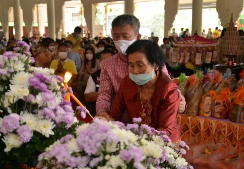 เพื่อจัดสร้างฌาปนสถาน : คุณแม่สายใจ กอไพศาล ประธานองค์กฐิน และบุตรชาย
สมเกียรติ กอไพศาล ประธานคณะทำงาน รมว.เกษตรและสหกรณ์ พร้อมคณะผู้บริหารกระทรวงเกษตรฯ และเพื่อนนักศึกษาหลักสูตร ปปร.24 ร่วมทอดกฐินถวายปัจจัยกว่า 9 ล้านบาท ณ วัดวังเย็น อ.เมือง จ.นครปฐม

