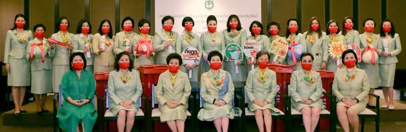 สมาชิก 22 จังหวัดทั่วประเทศ : คุณหญิงณัฐิกา วัธนเวคิน อังอุบลกุล ประธานสหพันธ์สมาคมสตรีนักธุรกิจและวิชาชีพแห่งประเทศไทย ในพระบรมราชินูปถัมภ์ เปิดโครงการรณรงค์จัดการขยะติดเชื้อ “ทิ้งถูก ผูกโบแดง โควิดไม่กระจาย” โดยมี ดร.ณฤดี เคียงศิริ, ดร.นันทริกา
ซันซื่อ, พนิดา ชอบวณิชชา, รติวัลย์ ธนาธรรมโรจน์, สุภาพรรณ พิชัยรณรงค์สงคราม, รุ่งรัติ ศรีสุข, จำนรรค์ ศิริตัน หนุนภักดี,
นภาเพ็ญ เวชชาชีวะ, พิมพ์แพร สุนทรสงค์, พัชรพิมล ยังประภากร และ จตุพร ลิ้มปิยะศรีสกุล ร่วมงาน ที่ โรงแรมแกรนด์ไฮแอทเอราวัณ

