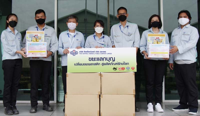 “ขยะแลกบุญ” : บุญชัย ก่อเกียรติพิทักษ์ ผจก.ทั่วไป สายงานสนับสนุนการผลิต บมจ.ไทยเซ็นทรัลเคมี มอบขยะพลาสติกในโรงงานพระประแดงให้แก่กรีดโรด
เพื่อเข้าสู่กระบวนการเปลี่ยนขยะพลาสติกให้เป็นอิฐบล็อกสำหรับทางเท้า และสร้างสรรค์
ผลิตภัณฑ์รักษ์โลกอื่นๆ เพื่อส่งต่อให้แก่โรงเรียน วัด และอุทยานแห่งชาติ

