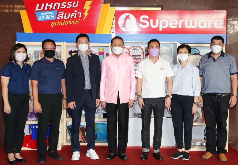 ลดราคาพิเศษ : สนั่น อังอุบลกุล ปธ.กก.บมจ.ศรีไทยซุปเปอร์แวร์ เปิดงาน “มหกรรม
สินค้าซุปเปอร์แวร์” รวมสินค้าเมลามีน พลาสติก ลดราคา 30-80% ถึง 12 ธ.ค.
ที่ บริเวณโรงงาน บมจ.ศรีไทยซุปเปอร์แวร์ ถนนสุขสวัสดิ์ 36 โดยมี ไชยวัฒน์ กุลภัทรวาณิชย์, ณพล เลิศสุมิตรกุล และ มัญชุรี กำธรวรรินทร์ ร่วมเปิดงาน

