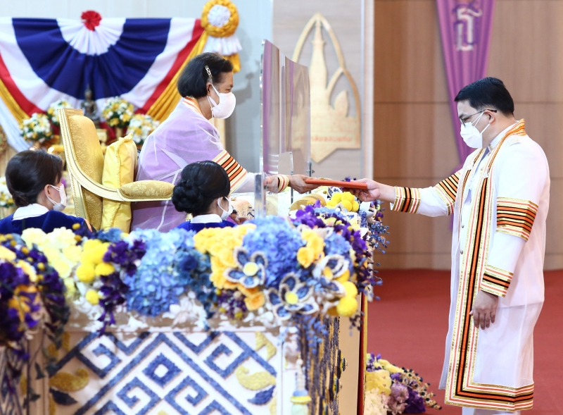 พระบาทสมเด็จพระเจ้าอยู่หัว ทรงพระกรุณาโปรดเกล้าฯให้ สมเด็จพระกนิษฐาธิราชเจ้า กรมสมเด็จพระเทพรัตนราชสุดาฯ สยามบรมราชกุมารี เสด็จฯแทนพระองค์ ไปในการพระราชทานปริญญาบัตรแก่ผู้สำเร็จการศึกษาจากมหาวิทยาลัยขอนแก่น ประจำปีการศึกษา 2563 ณ ศูนย์ประชุมอเนกประสงค์
กาญจนาภิเษก มหาวิทยาลัยขอนแก่น เมื่อวันอาทิตย์ที่ 12 ธันวาคม 2564 เวลา 14.02 น.