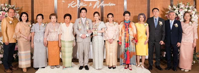 ชื่นฉ่ำ...ค่ำคืนแห่งรัก : จรรย์สมร วัธนเวคิน และ คุณหญิงณัฐิกา วัธนเวคิน อังอุบลกุล เป็นประธานในพิธีมงคลสมรส วงศกร วัธนเวคิน บุตร ภวิษศักดิ์ วงษ์เสถียรชัย - ดาวอรุณ วัธนเวคิน กับ
กานติมา วรรธนะกวิน บุตรี อภิสรา วณิชชานุกร โดยมี กิตติพงศ์ เศวตกิติธรรม - ดารณี วัธนเวคิน,
สุดารัตน์ - ชาญวิช พีตกานนท์ ร่วมแสดงความยินดีในงาน ที่โรงแรมแกรนด์ ไฮแอท เอราวัณ

