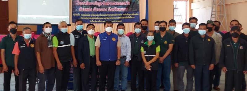 กิจกรรมก่อนฤดูแล้ง : ณรงค์ ปานนอก ประธานชมรมคอลัมนิสต์ นักจัดรายการวิทยุและโทรทัศน์ไทย
ร่วมกับ นิกร ยะกะจาย นายอำเภอปง จ.พะเยา และ นารี เวียงคำ ประธานเครือข่ายอาสาสมัครทรัพยากรธรรมชาติและสิ่งแวดล้อม(ทสม.) อ.ปง เชิญ 2 นักวิจัยจากมหาวิทยาลัยแม่โจ้ ให้ความรู้เรื่อง
“การเพาะเห็ดในป่า” แก่ผู้ใหญ่บ้านและแกนนำ 5 หมู่บ้านนำร่อง ที่ หอประชุมเทศบาลแม่ยม จ.พะเยา

