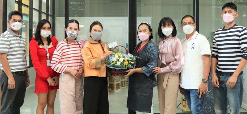 ผลไม้นำเข้าสดใหม่ : จรูญรัตน์ สาลี ผู้จัดการทั่วไป บจก.เดอะไนน์ ติวานนท์ พร้อมคณะผู้บริหาร เดอะไนน์ เซ็นเตอร์ ติวานนท์ ศูนย์การค้าในเครือ
เอ็ม บี เค ร่วมยินดีกับ ภัทริญา เส้นเศษ ในโอกาสเปิดร้าน “ผลไม้คุณนาย” จำหน่ายผลไม้เกรดพรีเมียมส่งออก ที่ ศูนย์การค้าเดอะไนน์ เซ็นเตอร์ ติวานนท์

