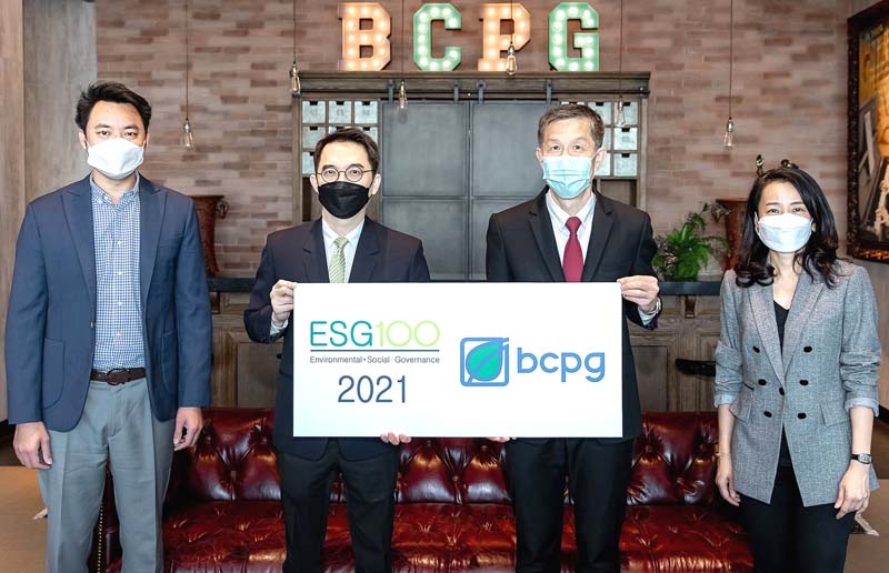 กลุ่มทรัพยากร : นิวัติ อดิเรก รักษาการ ปธ.จนท.บห.บมจ.บีซีพีจี รับมอบประกาศนียบัตร ESG100
ประจำปี 2564 ในโอกาสที่ บีซีพีจี ได้รับคัดเลือกให้เป็น 1 ในบริษัทกลุ่มหลักทรัพย์ ESG 100 ที่มีการ
ดำเนินงานโดดเด่นด้านสิ่งแวดล้อม สังคม และธรรมาภิบาล จากการประเมินหลักทรัพย์จดทะเบียน จำนวน 824 หลักทรัพย์ ในปี พ.ศ. 2564 และยังเป็นบริษัทที่อยู่ในทำเนียบ ESG100 ติดต่อกัน 4 ปี