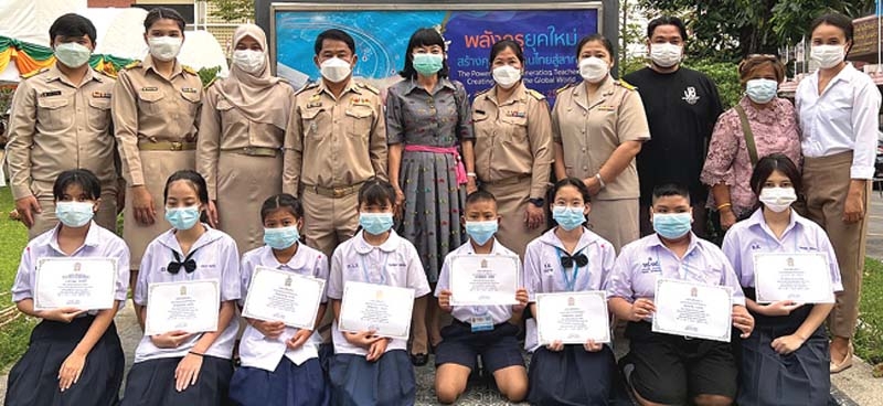 ทรัพยากรบุคคล : พรทิพย์ ห่านตะะกูล กรรมการดำเนินงาน มูลนิธิร่วมจิตต์น้อมเกล้าฯ
เพื่อเยาวชน ในพระบรมราชินูปถัมภ์ นำเยาวชนผู้รับทุนมูลนิธิฯ 8 คน เข้ารับโล่รางวัลเด็กและเยาวชนดีเด่น โดยเป็นผู้มีความขยันหมั่นเพียร ใฝ่หาความรู้อย่างต่อเนื่อง นำชื่อเสียงมาสู่ประเทศชาติ ประจำปี 2565 ที่ หอประชุมคุรุสภา