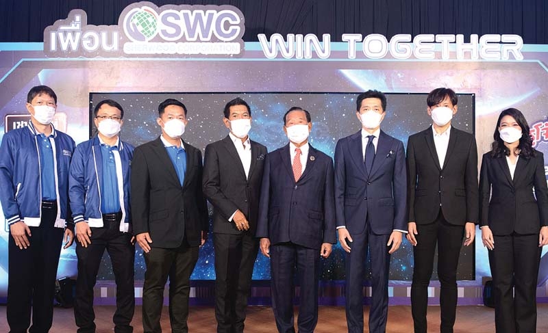ก้าวไปด้วยกัน : ประจักษ์ ตั้งคารวคุณ ประธานกลุ่มบริษัททีโอเอ และ ชนินทร์ เย็นสุดใจ ปธ.กก.บมจ.เชอร์วู้ด คอร์ปอเรชั่น
(ประเทศไทย) จัดงานสัมมนาร้านค้าพันธมิตรของ บมจ.เชอร์วู้ด คอร์ปอเรชั่นฯ ประจำปี 2565 ในชื่องาน “เพื่อน SWC Win Together” โดยมี นพ.ณรงค์ฤทธิ์ ตั้งคารวคุณ กรรมการ, ธนากร วัฒนวิจารณ์ ปธ.จนท.บห. และ อนุศาสตร์
สระทองเวียน ปธ.จนท.บห.ฝ่ายพาณิชย์ บมจ.เชอร์วู้ด คอร์ปอเรชั่น (ประเทศไทย) ร่วมงาน ที่ โรงแรมบันยันทรี กรุงเทพฯ