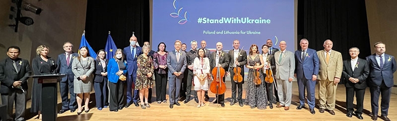 ความสัมพันธ์กึ่งศตวรรษ : วาลเดอมาร์ ดูบันยอฟสกี้ เอกอัครราชทูตสาธารณรัฐโปแลนด์ประจำราชอาณาจักรไทย จัดงาน
คอนเสิร์ตการกุศล “Hearts in Solidarity with Ukraine” ในโอกาสครบรอบ 50 ปี ความสัมพันธ์ทางการทูตโปแลนด์-ไทย และร่วมกันแสดงน้ำใจสู่ยูเครน โดยมีนักไวโอลินที่มีชื่อเสียงจากโปแลนด์, ลิทัวเนีย และไทย ร่วมบรรเลงเพลง
ท่ามกลางคณะทูตานุทูตจากประเทศต่างๆ ณ สมาคมฝรั่งเศส กรุงเทพฯ (Alliance Francaise de Bangkok) ถนนวิทยุ

