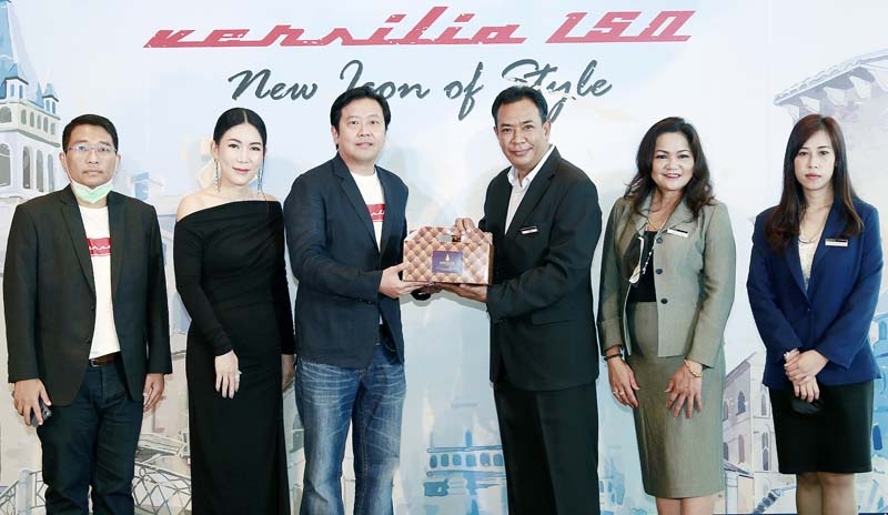 รุกตลาดบิ๊กไบค์ในประเทศไทย : ธนชาต ธนาดำรงศักดิ์ กรรมการผู้จัดการ บริษัท เบลเนลลี่ ประเทศไทย จำกัด และ รมิดา ธนาดำรงศักดิ์ กรรมการ
ผู้จัดการ แถลงข่าวเปิดตัว รถจักรยานยนต์ออโตเมติกสายพันธุ์ใหม่ New icon of
style ที่ โรงแรมอัศวิน แกรนด์ คอนเวนชั่น โดยมีคณะผู้บริหารโรงแรม ต้อนรับ

