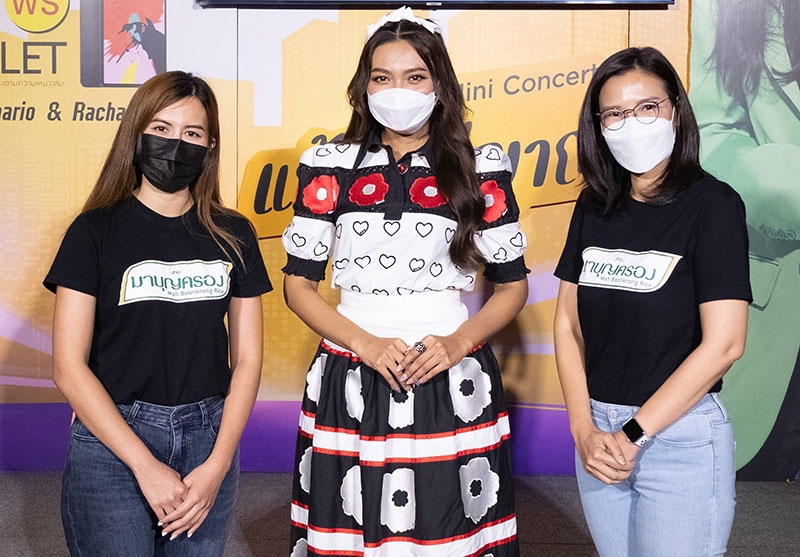 ครั้งที่ 3 : มัลลิกา บุระขันธ์ ผอ.ฝ่ายสื่อสารการตลาด บมจ.พี อาร์ จี คอร์ปอเรชั่น ผู้บริหารกลุ่มธุรกิจในเครือข้าวมาบุญครอง ร่วมจัดกิจกรรม “Scenario
Roadshow” โดยออกบูธกิจกรรมเล่นเกมส์ และแจกของรางวัลพร้อมสนุกสนานไปกับ วิชญาณี เปียกลิ่น (แก้ม เดอะสตาร์) ที่ ศูนย์การค้าสีลมคอมเพล็กซ์

