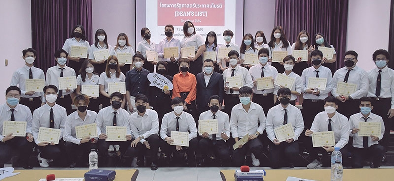 ที่หนึ่งในใจครู : ผศ.ดร.ทวิดา กมลเวชช คณบดีคณะรัฐศาสตร์ มหาวิทยาลัยธรรมศาสตร์ มอบประกาศนียบัตรให้แก่นักศึกษาที่มีความโดดเด่นด้านการเรียน ด้านกิจกรรม หรือด้านการทำชื่อเสียงให้แก่คณะและมหาวิทยาลัย ปีการศึกษา 2564
ในโครงการ “รัฐศาสตร์ประกาศเกียรติ (Dean’s list)” ที่ สถาบันเอเชียตะวันออกศึกษา มหาวิทยาลัยธรรมศาสตร์ ก่อนอำลาตำแหน่งคณบดีคณะรัฐศาสตร์ มหาวิทยาลัยธรรมศาสตร์ เพื่อไปรับตำแหน่ง รองผู้ว่าราชการกรุงเทพมหานคร

