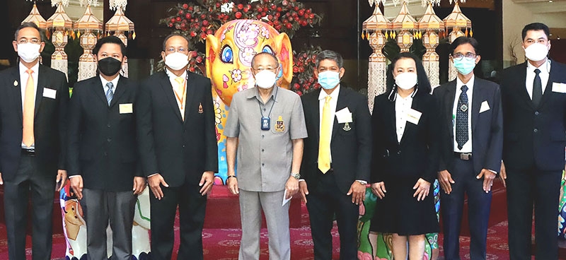 อบรมอัยการพิเศษฝ่าย รุ่นที่ 9 : ดร.สุเมธ ตันติเวชกุล เลขาธิการมูลนิธิชัยพัฒนา รับเชิญมา
เป็นวิทยากรพิเศษในโครงการอบรมหัวข้อ “การบริหารงานกระบวนการยุติธรรมตามแนว
พระราชดำริ” โดยมีตัวแทนอัยการ อาทิ อภิชาติ ธนัญชยะ วิเชียร ชูสุวรรณ์ รสริน หงษ์วิบูลผล วิพุธ
บุญประสาท ศาโรจน์ มะลิเถา และ อนุชาติ สุรสินธุ์ ร่วมต้อนรับ ที่ โรงแรมดิ เอมเมอรัลด์

