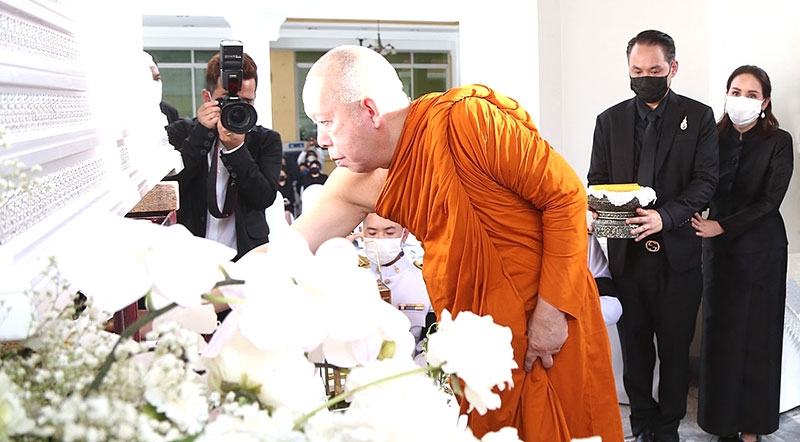 พระราชทานเพลิงศพ : สมเด็จพระธีรญาณมุนี เจ้าอาวาสวัดเทพศิรินทราวาสวรวิหาร และ กรรมการมหาเถรสมาคม เป็นประธานในพิธีพระราชทานเพลิงศพ บุญเนตร ตันตกิตติ์ ปธ.กก.บห.กลุ่มโรงแรม
มณเฑียร โดยมี คุณหญิงทิพยวรรณ ตันตกิตติ์ และบุตรชาย มณเฑียร ตันตกิตติ์ กก.ผอ.โรงแรม
มณเฑียร สุรวงศ์ กรุงเทพฯ ต้อนรับแขกที่มาร่วมพิธี ณ วัดเทพศิรินทราวาสวรวิหาร เขตป้อมปราบศัตรูพ่าย

