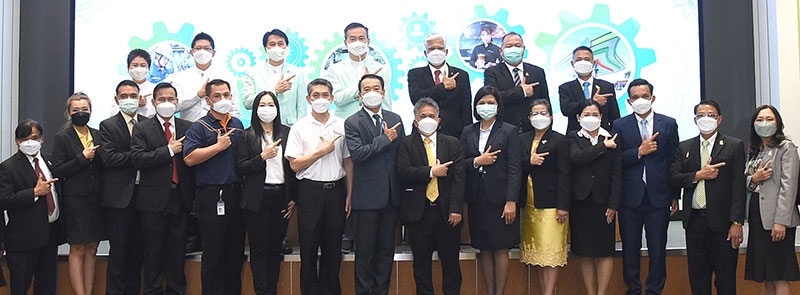 สร้างโอกาสให้เยาวชน : ชัยวัฒน์ โควาวิสารัช ปธ.จนท.บห.และ กก.ผจก.ใหญ่ กลุ่มบริษัทบางจากฯ และ สุเทพ แก่งสันเทียะ เลขาธิการคณะกรรมการการอาชีวศึกษา (สอศ.) ร่วมกันลงนามความร่วมมือ “โครงการอาชีวะ พัฒนาพลังงานยั่งยืน” พัฒนาหลักสูตรการเรียนการสอนเพื่อเพิ่มพูนความรู้ ทักษะในการประกอบอาชีพให้แก่นักเรียนนักศึกษาอาชีวศึกษา รองรับความต้องการตำแหน่งงานต่างๆ ในกลุ่มบางจากฯ ยกระดับคุณภาพและมาตรฐานกำลังคนสายอาชีพ

