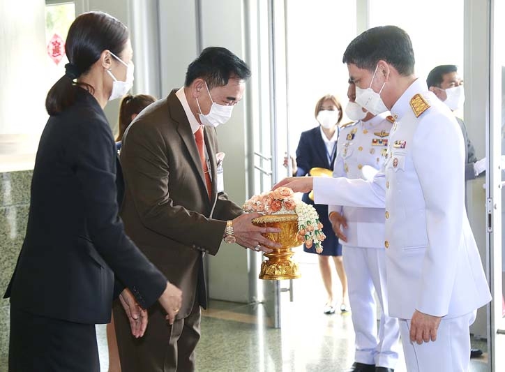 ศ.ดร.สมเด็จพระเจ้าน้องนางเธอ เจ้าฟ้าจุฬาภรณวลัยลักษณ์ อัครราชกุมารี กรมพระศรีสวางควัฒน วรขัตติยราชนารี ทรงพระกรุณาโปรดเกล้าให้ ศ.นพ.นิธิ มหานนท์ เลขาธิการราชวิทยาลัยจุฬาภรณ์ เป็นผู้แทนพระองค์ ไปในงานปฐมนิเทศนักศึกษาใหม่ของราชวิทยาลัยจุฬาภรณ์ ณ ห้องแกรนด์บอลรูม โรงแรมมิราเคิล แกรนด์ คอนเวนชั่น โดยมี ดร.อัศวิน อิงคะกุล ประธาน มิราเคิล กรุ๊ป ต้อนรับ