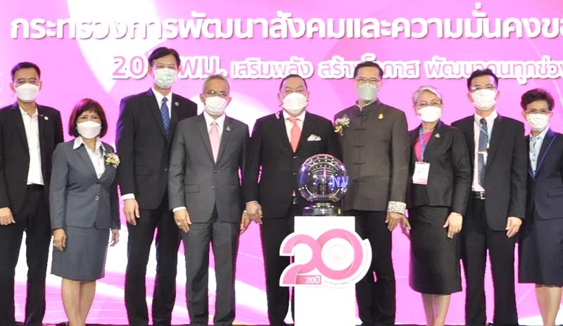ครบ 20 ปี พม. : จุติ ไกรฤกษ์ รมว.การพัฒนาสังคมและความมั่นคงของมนุษย์ (พม.) เปิดงาน “20 ปี พม. เสริมพลัง สร้างโอกาส พัฒนาคนทุกช่วงวัย” โดยมี
สว.วีระศักดิ์ โควสุรัตน์, อนุกูล ปีดแก้ว ปลัดกระทรวงฯ และอธิบดีกรมต่างๆ
ร่วมงาน ที่ กระทรวงการพัฒนาสังคมฯ ถนนกรุงเกษม เขตป้อมปราบศัตรูพ่าย