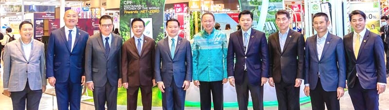 โชว์นวัตกรรมอาหารเพื่ออนาคต : สนั่น อังอุบลกุล ประธานกรรมการ หอการค้าไทย และสภาหอการค้าแห่งประเทศไทย, ฐาปน สิริวัฒนภักดี กรรมการผู้อำนวยการใหญ่
บมจ.ไทยเบฟเวอเรจ, ศุภชัย เจียรวนนท์ ประธานคณะผู้บริหาร เครือซีพี, ประสิทธิ์ บุญดวงประเสริฐ ประธานคณะผู้บริหาร ซีพีเอฟ พร้อมผู้บริหารระดับสูง
ภาคเอกชนชั้นนำของไทย ร่วมชมบูธของ บมจ.เจริญโภคภัณฑ์อาหาร (ซีพีเอฟ) ภายใต้แนวคิด “CPF SUSTAINABLE KITCHEN OF THE WORLD TOWARDS NET-ZERO” ในงานมหกรรมด้านความยั่งยืนที่ใหญ่ที่สุดในอาเซียน “Sustainability Expo 2022” (SX 2022) ที่ ศูนย์การประชุมแห่งชาติสิริกิติ์