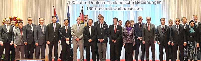ครบรอบ 160 ปี...เยอรมัน-ไทย : เกออร์ก ชมิดท์ เอกอัครราชทูตสหพันธ์สาธารณรัฐเยอรมนีประจำราชอาณาจักรไทย เปิดงานฉลอง “160 ปี ความสัมพันธ์เยอรมัน-ไทย” โดยมี วาลเดอมาร์ ดูบันยอฟสกี้ เอกอัครราชทูตสาธารณรัฐโปแลนด์, ตีแยรี มาตู เอกอัครราชทูตสาธารณรัฐฝรั่งเศส, ยอน ออสเตริม เกรินดาห์ล เอกอัครราชทูตราชอาณาจักรสวีเดน, เควิน ฉ็อก เอกอัครราชทูตสาธารณรัฐสิงคโปร์ และ ซาราห์ เทย์เลอร์ เอกอัครราชทูตแคนาดา ร่วมงาน ที่ โรงแรมแชงกรี-ลา

