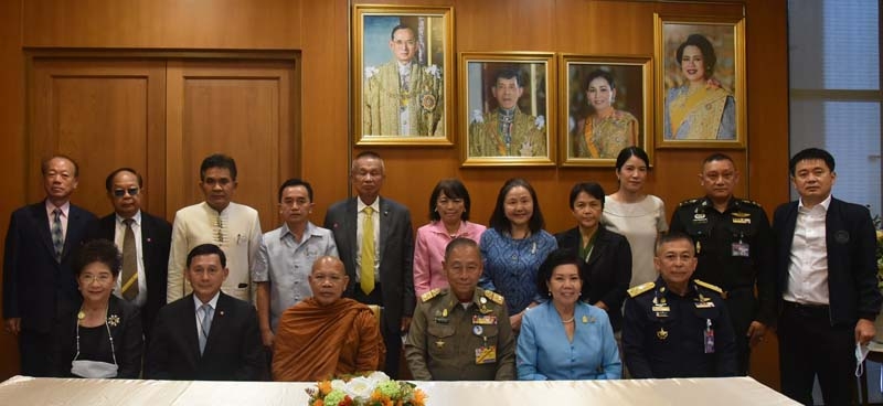 รวมใจมหากุศล : พล.อ.อ.ชลิต พุกผาสุข องคมนตรี ประธานจัดสร้างพระสมเด็จองค์ปฐม “พระพุทธเมตตา”
ประชุมคณะกรรมการจัดสร้างพระฯ ครั้งที่ 24 เพื่อรับทราบความก้าวหน้าของการจัดสร้างพระสมเด็จองค์ปฐมฯ และเตรียมงานทอดกฐิน ณ วัดเทพประทาน จ.จันทบุรี โดยมี พระอาจารย์
ธาตุ อธิปัญโญ, พล.อ.อ.ชากร ตะวันแจ้ง, พล.ต.อ.นิสสัย บุญศิริ ร่วมประชุม ณ ทำเนียบองคมนตรี