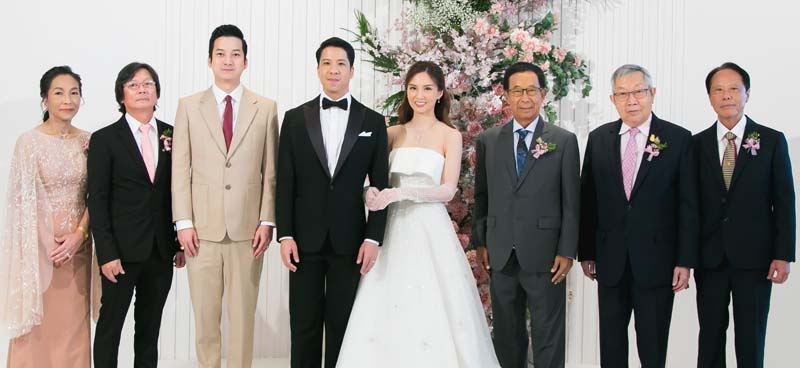 ให้หัวใจนำทาง : นุรักษ์ มาประณีต องคมนตรี, สุทธิเกียรติ จิราธิวัฒน์ ปธ.กก.โรงแรมและรีสอร์ทในเครือ
เซ็นทารา และ ธนาตรัยฉัตร ภูโชคอนันต์ ปธ.จนท.บห.บจก.อมาโด้ กรุ๊ป ร่วมเป็นประธานในพิธีฉลอง
มงคลสมรสระหว่าง อำไพรัตน์ เตชะภูวภัทร บุตรี ไพโรจน์- สมใจ เตชะภูวภัทร กับ ทัศน์ชัย พัฒนโกศัย
บุตร วิชิต พัฒนโกศัย โดยมีผู้เข้าร่วมอวยพรอย่างคับคั่ง ที่ โรงแรมเซ็นทารา แกรนด์ เซ็นทรัลเวิลด์