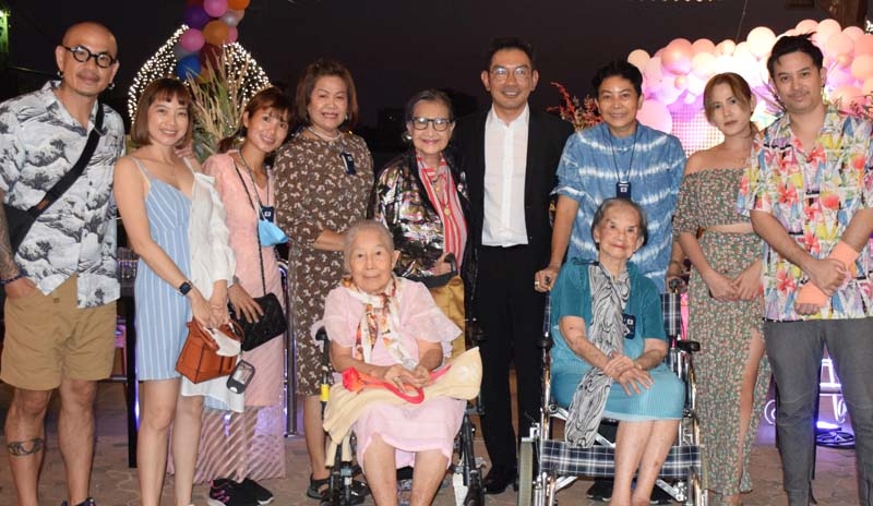 อายุมั่นขวัญยืน : จิระวดี อิศรางกูร ณ อยุธยา และครอบครัว “อิศรางกูร
ณ อยุธยา” ร่วมกันจัดงานเลี้ยงฉลองในโอกาสวันคล้ายวันเกิดครบ 102 ปี ให้คุณแม่
มารศรี อิศรางกูร ณ อยุธยา ที่ โรงแรมมณเฑียร ริเวอร์ไซด์ โดยมีบรรดาลูกหลาน พร้อมด้วย ประยุทธ ตามธรรม ผจก.ทั่วไป โรงแรมฯ ร่วมอวยพรอย่างอบอุ่น

