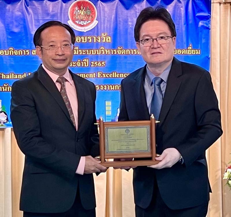 ต่อเนื่องปีที่ 5 : เอกรัตน์ ชลลัมพี ผอ.ฝ่ายบริหาร บจก.พาราไดซ์ พาร์ค รับรางวัลสถานประกอบกิจการดีเด่น ด้านแรงงาน
สัมพันธ์ ระดับประเทศ จาก สมควร สกุลเทวัญพิทักษ์ ผอ.สนง.สวัสดิการและคุ้มครองแรงงาน กทม. พื้นที่ 3

