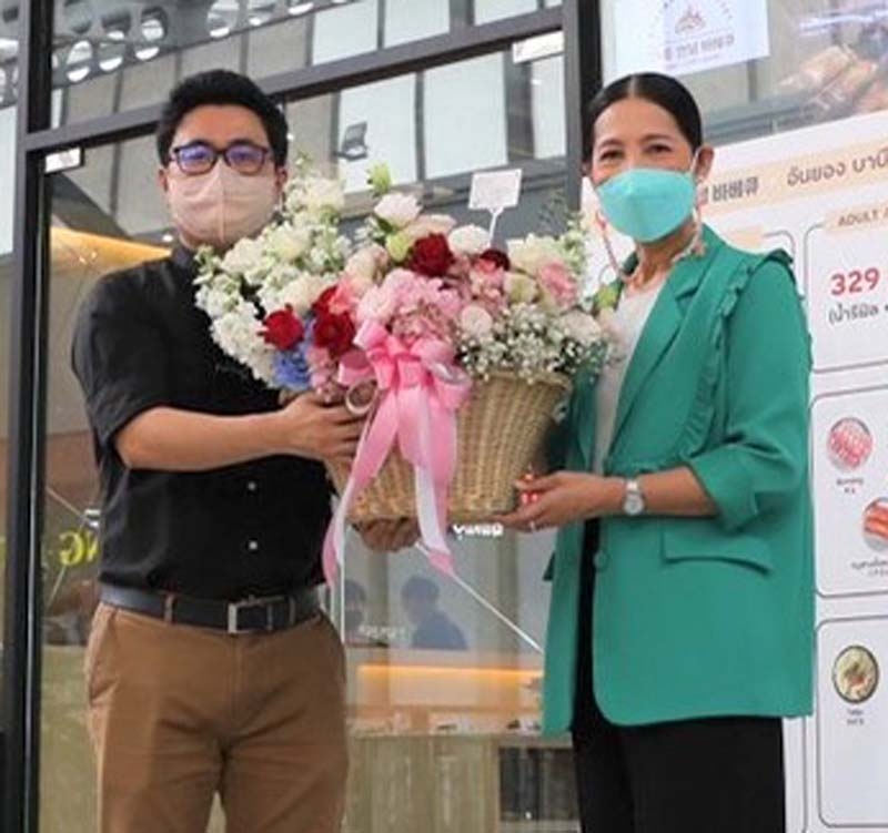 บุฟเฟ่ต์ปิ้งย่างสไตล์เกาหลี : วราภรณ์ ตติปาณิเทพ ผจก.ทั่วไป บจก.เดอะไนน์ ติวานนท์ ร่วมแสดงความยินดีกับ ลี จี บิน
กก.ผจก.บจก.จีโอ เอฟ เอ็น บี ที่เปิดร้าน Annyeong Korean
BBQ Buffet สาขาใหม่ ที่ เดอะไนน์ เซ็นเตอร์ ติวานนท์

