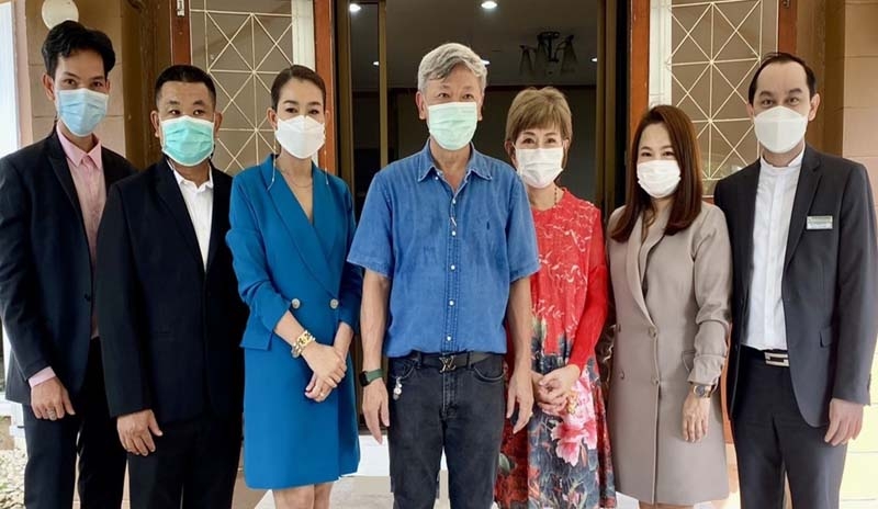 ก่อนอำลา : อัษณา จันเทพา ผจก.ทั่วไปอาวุโส โรงแรมคลาสสิค คามิโอ
ระยอง, กิตติเดช คุ้มม่วง ผจก. โรงแรมแคนทารี บ้านฉาง, พลับพลึง ยิ้มเมือง ผจก.โรงแรมคามิโอ แกรนด์ ระยอง พร้อมคณะผู้บริหารโรงแรม
ในเครือเคป แอนด์ แคนทารี เข้าเยี่ยมคารวะ ชาญนะ เอี่ยมแสง ผวจ.ระยอง ในโอกาสเกษียณอายุราชการ โดยมี
ธัมมิกา เอี่ยมแสง ภริยาร่วม
ต้อนรับ ที่ จวนผู้ว่าราชการจังหวัดระยอง