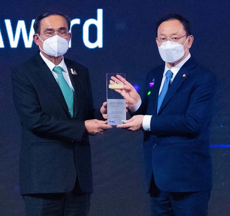 รางวัลพระราชทาน : ไชย ไชยวรรณ ปธ.จนท.บห.บมจ.ไทยประกันชีวิต รับรางวัล Thailand Corporate Excellence Awards 2022 สาขาความเป็นเลิศด้านสินค้าและการบริการ จาก พล.อ.ประยุทธ์ จันทร์โอชา นายกรัฐมนตรี จัดโดย TMA ร่วมกับศศินทร์

