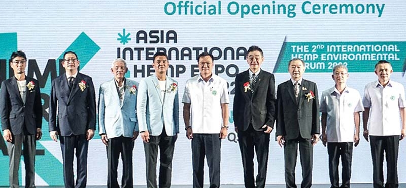 มหกรรมกัญชงแห่งภูมิภาค : อนุทิน ชาญวีรกูล รองนายกรัฐมนตรี และ รมว.
สาธารณสุข เปิดงานแสดงเทคโนโลยี นวัตกรรมและผลิตภัณฑ์จากพืชกัญชง
นานาชาติครั้งแรกของไทย จัดโดย สมาคมการค้าอุตสาหกรรมกัญชงไทย ร่วมกับ
กลุ่มสมาคมพันธมิตร ถึงวันที่ 3 ธ.ค. 2565 ที่ศูนย์การประชุมแห่งชาติสิริกิติ์

