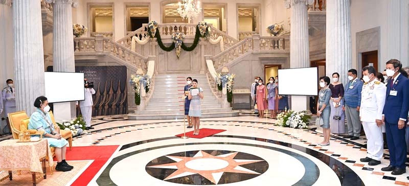 สมเด็จพระกนิษฐาธิราชเจ้า กรมสมเด็จพระเทพรัตนราชสุดาฯ สยามบรมราชกุมารี เสด็จฯ ไปทอดพระเนตรนิทรรศการ “สิริราชพัสตรา บรมราชินีนาถ” ในการนี้
สมเด็จพระเจ้าลูกเธอ เจ้าฟ้าสิริวัณณวรี นารีรัตนราชกัญญา เฝ้าฯ รับเสด็จ โดยเป็นนิทรรศการแรกที่ทรงเป็นประธานที่ปรึกษาการจัดนิทรรศการฯ และ
ภัณฑารักษ์ เพื่อเฉลิมพระเกียรติสมเด็จพระนางเจ้าสิริกิติ์ พระบรมราชินีนาถ พระบรมราชชนนีพันปีหลวง เนื่องในโอกาสมหามงคลเฉลิมพระชนมพรรษา 90 พรรษา
12 สิงหาคม 2565 ณ พิพิธภัณฑ์ผ้า ในสมเด็จพระนางเจ้าสิริกิติ์ พระบรมราชินีนาถ หอรัษฎากรพิพัฒน์ พระบรมมหาราชวัง เมื่อวันอังคารที่ 13 ธันวาคม 2565
