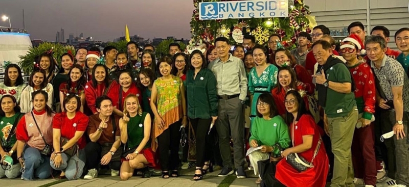 ต้อนรับปีเถาะ : กฤษฎา - วิภาวรรณ
มหาดำรงค์กุล กรรมการผู้จัดการ บริษัท ศรีทองพาณิชย์ จำกัด จัดงานสังสรรค์ปีใหม่ โดยนำพนักงานของบริษัทล่องเรือชมวิวทิวทัศน์เเม่น้ำเจ้าพระยา ต้อนรับปีใหม่ที่จะมาถึงพร้อมรับเศรษฐกิจที่สดใส