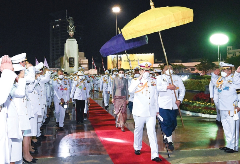 พระบาทสมเด็จพระเจ้าอยู่หัว และ สมเด็จพระนางเจ้าฯ พระบรมราชินี เสด็จพระราชดำเนินไปทรงถวายราชสักการะ
พระบรมราชานุสาวรีย์สมเด็จพระเจ้าตากสินมหาราช ผู้ทรงก่อตั้งราชอาณาจักรธนบุรีขึ้น หลังจากทรงขับไล่ทหารพม่า
ที่มายึดครองกรุงศรีอยุธยา และปราบดาภิเษกขึ้นเป็นพระมหากษัตริย์ โดยทรงย้ายเมืองหลวงไปยังกรุงธนบุรี ณ พระบรมราชานุสาวรีย์สมเด็จพระเจ้าตากสินมหาราช วงเวียนใหญ่ เขตคลองสาน กรุงเทพมหานคร เมื่อวันพุธที่ 28 ธันวาคม 2565