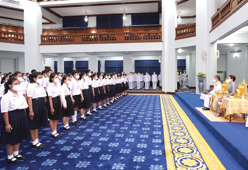 พระบาทสมเด็จพระเจ้าอยู่หัว และ สมเด็จพระนางเจ้าฯ พระบรมราชินี เสด็จลง ณ ศาลาดุสิดาลัย สวนจิตรลดา พระราชวังดุสิต พระราชทานพระบรมราชวโรกาสให้ คณะกรรมการมูลนิธิทุนการศึกษาพระราชทานสมเด็จพระบรมโอรสาธิราชฯ สยามมกุฎราชกุมาร และผู้ว่าราชการจังหวัดทุกจังหวัด นำนักเรียนทุนการศึกษาพระราชทานฯ รุ่นที่ 14 ปีการศึกษา 2565
ทั้งสายสามัญ และสายอาชีพ เฝ้าทูลละอองธุลีพระบาท รับพระราชทานทุนฯ เมื่อวันพุธที่ 28 ธันวาคม 2565 เวลา 18.57 น.