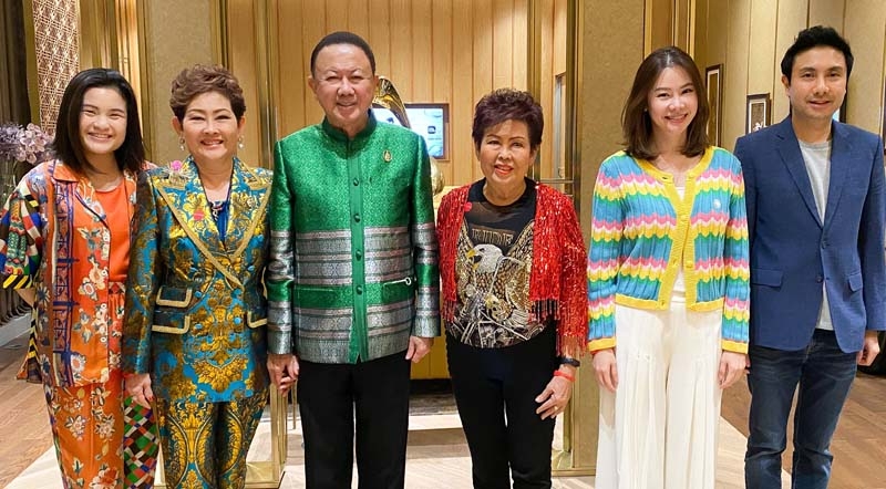 ครอบครัวสุขสันต์...รับขวัญปีใหม่ : สนั่น - คุณหญิงณัฐิกา อังอุบลกุล จัดงานเลี้ยงสังสรรค์
ส่งท้ายปีเก่า 2565 ต้อนรับปีใหม่ 2566 กับสมาชิกในครอบครัว โบกมือลาปีขาล เบิกบานรับปีเถาะ
โดยมี จรรย์สมร วัธนเวคิน, ดร.การัณย์ อังอุบลกุล, นิธินันท์ อังอุบลกุล และ แพรวพิณญ์ อุดมปณิธ
ร่วมงานในบรรยากาศอันอบอุ่น ที่ ศูนย์การค้าไอคอนสยาม ถนนเจริญนคร เขตคลองสาน

